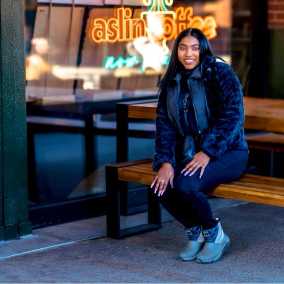 Meet your Posher, Felicia - Picture 1 of 1